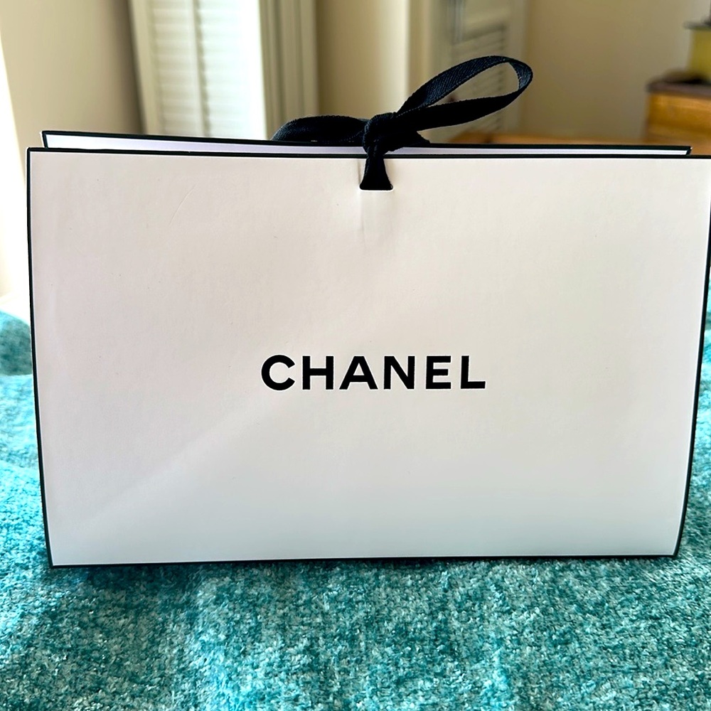 CHANEL White Gift Bag with Black Tie Ribbon UNISEX NWOT - Picture 5 of 8
